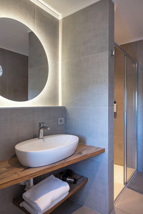 Deluxe Room | Bathroom | Shower, free toiletries, hair dryer, towels