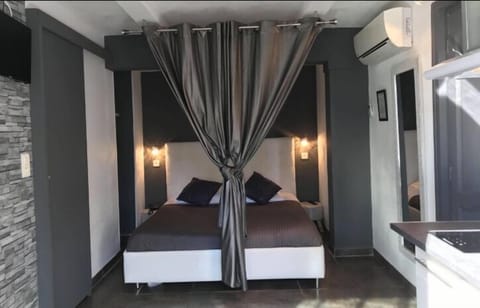 Studio | Egyptian cotton sheets, premium bedding, Select Comfort beds, minibar