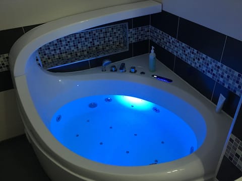 Family Room, 2 Bedrooms, Jetted Tub | Jetted tub