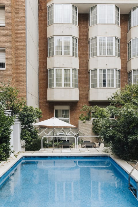 Seasonal outdoor pool, sun loungers