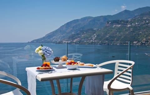 2 restaurants, dinner served