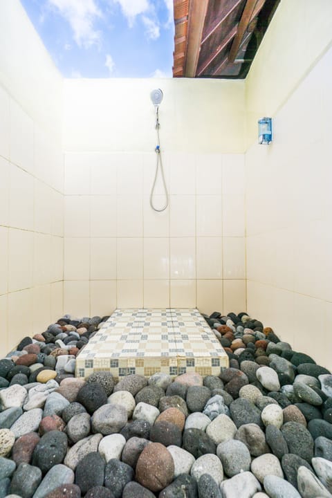 Basic Twin Room, Garden View | Bathroom | Shower, free toiletries, towels