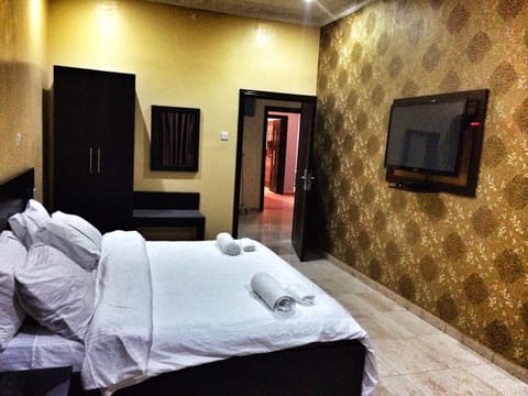 Deluxe Room | In-room safe, desk, iron/ironing board, free WiFi