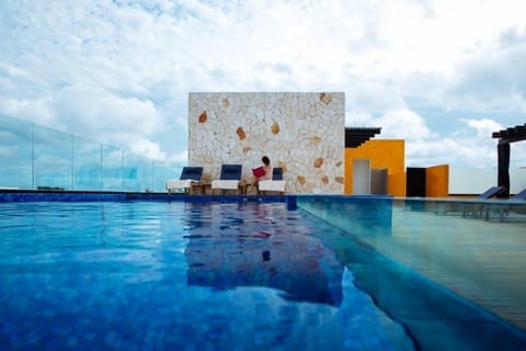 2 outdoor pools, a rooftop pool