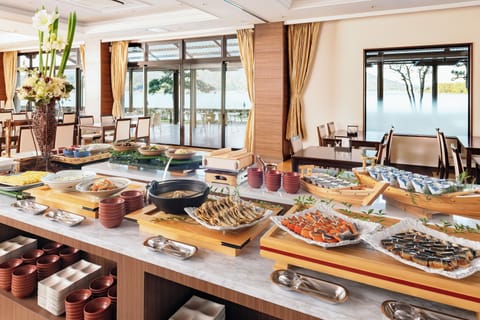 Daily buffet breakfast for a fee