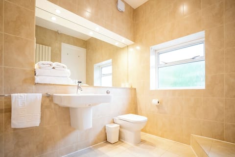 Double Room | Bathroom | Shower, free toiletries, hair dryer, towels