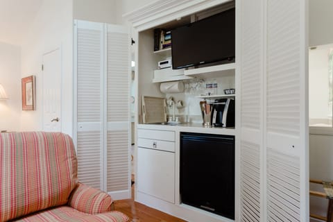 Fridge, coffee/tea maker