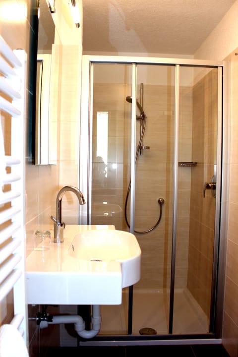 Standard Single Room | Bathroom | Shower, hair dryer, towels