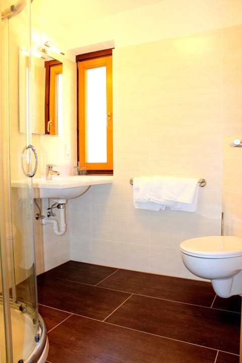 Standard Quadruple Room | Bathroom | Shower, hair dryer, towels