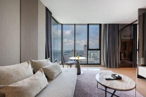 Executive Suite, 1 King Bed | Living area