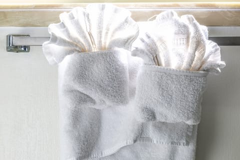 Standard Room, 1 King Bed | Bathroom | Free toiletries, towels