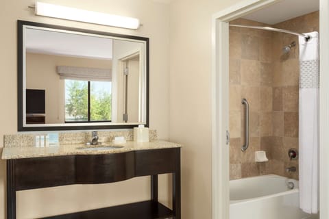 Combined shower/tub, free toiletries, hair dryer, towels