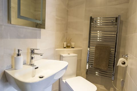 Deluxe Double Room (Room 5) | Bathroom | Shower, free toiletries, hair dryer, towels