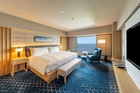 Deluxe Suite Ocean View | In-room safe, desk, blackout drapes, soundproofing