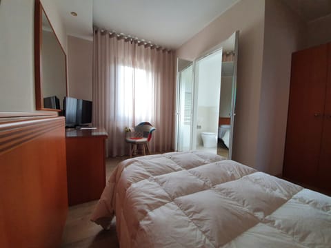 Single Room | Select Comfort beds, minibar, in-room safe, desk