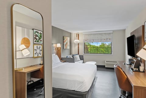 Standard Room, 1 King Bed | Desk, laptop workspace, blackout drapes, iron/ironing board