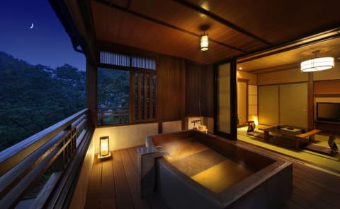Japanese Style Suite with Open-Air Bath [Kizuna Suite] | Deep soaking bathtub