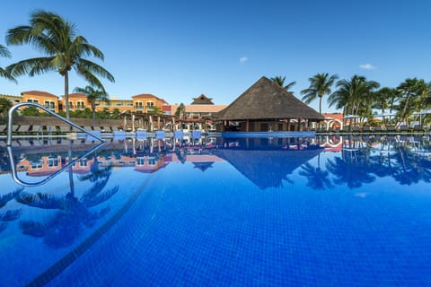 Poolside bar