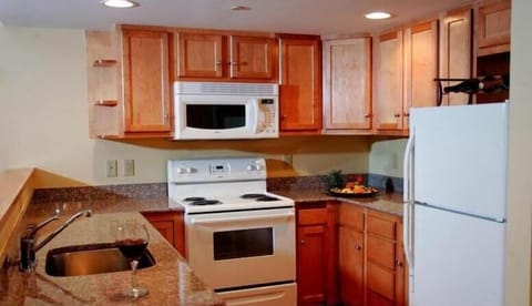 Suite, 1 King Bed, Sofa Bed & Full Kitchen  | Private kitchen | Coffee/tea maker