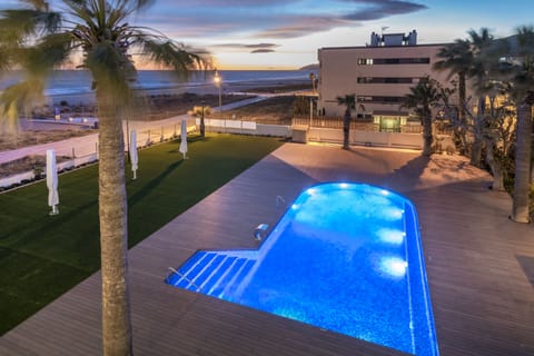 Outdoor pool, pool umbrellas, sun loungers