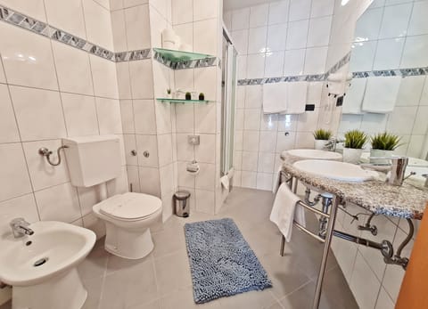 Suite, Partial Sea View | Bathroom | Shower, free toiletries, hair dryer, towels
