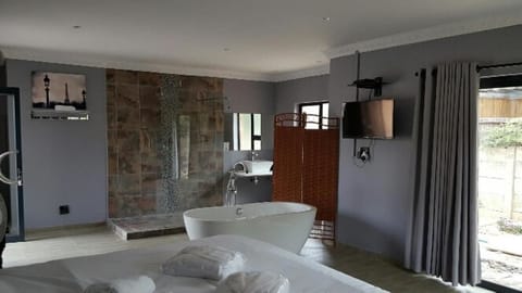 Honeymoon Suite | Bathroom | Rainfall showerhead, free toiletries, towels