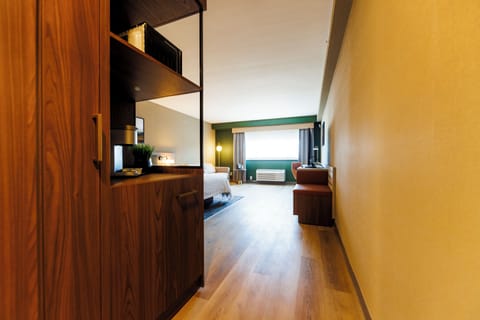 Premium bedding, pillowtop beds, in-room safe, desk