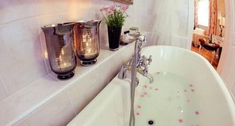 Double Room | Deep soaking bathtub