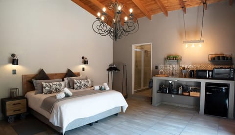 Deluxe Studio Suite | Premium bedding, individually decorated, laptop workspace, free WiFi