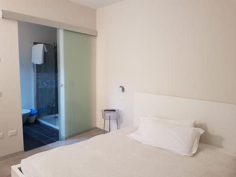 Desk, cribs/infant beds, bed sheets