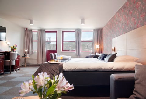 Double Room, Accessible | Pillowtop beds, desk, blackout drapes, soundproofing