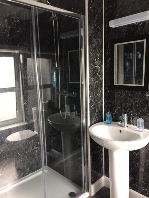 Shower, free toiletries, towels