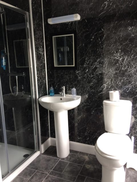 Shower, free toiletries, towels