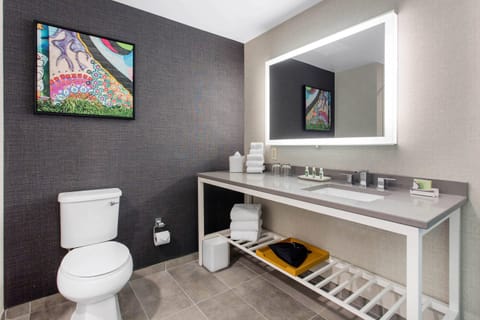 Premium bedding, in-room safe, individually decorated