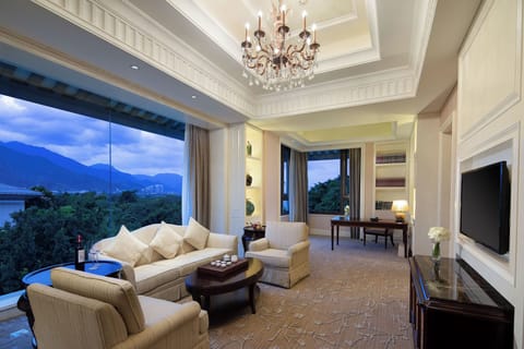 Deluxe  Garden View Suite | Premium bedding, down comforters, minibar, in-room safe