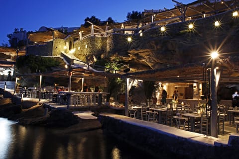 3 restaurants; breakfast, lunch, and dinner served