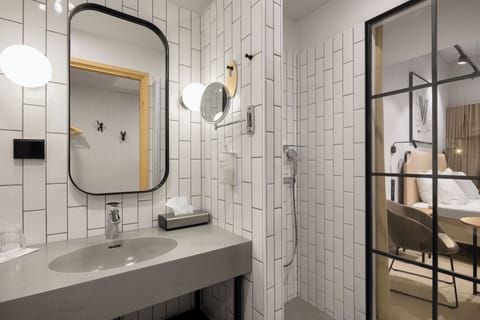 Standard Room, 1 King Bed | Bathroom | Shower, free toiletries, hair dryer, towels