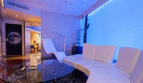 Suite, 1 King Bed | Minibar, desk, soundproofing, iron/ironing board