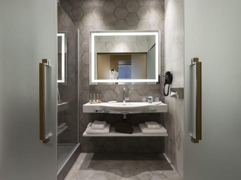 Executive Room, 1 Double Bed | In-room safe, desk, soundproofing, iron/ironing board