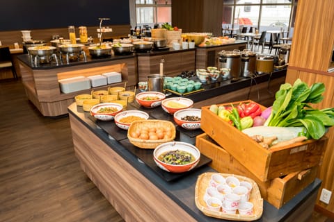 Breakfast and lunch served