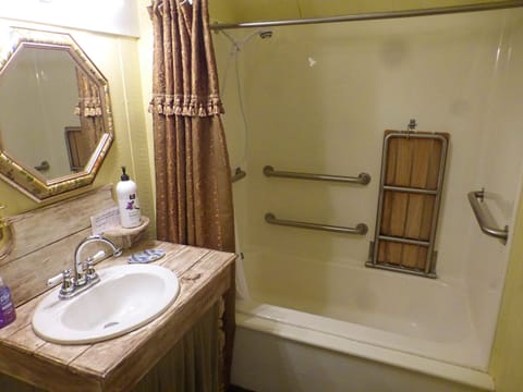 Wiley's Room: Museum like room on Farm once owned by Jack Daniel's brother | Bathroom | Free toiletries, hair dryer, towels