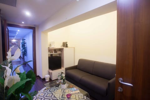 Deluxe Double Room, 1 Double Bed, Hot Tub, City View | Living area | Flat-screen TV