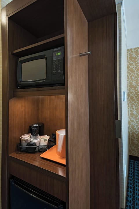 Desk, iron/ironing board, free cribs/infant beds, Internet