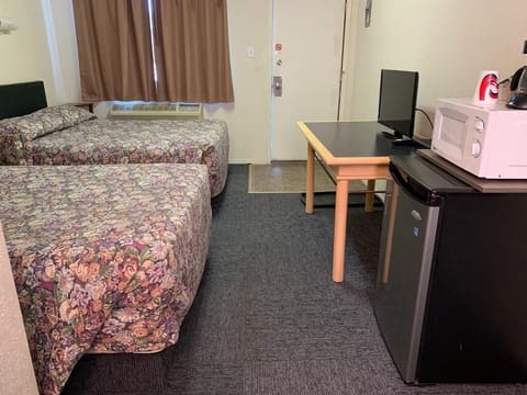 Standard Room, 1 Queen Bed | Iron/ironing board, WiFi (free)