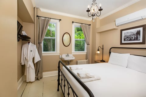 Basic Room, 1 King Bed | Free WiFi, bed sheets