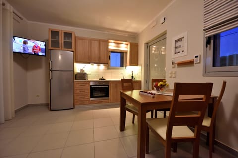 Duplex, Kitchen, Pool View | Private kitchen | Fridge, microwave, oven, stovetop