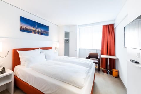 Premium bedding, in-room safe, soundproofing, free WiFi