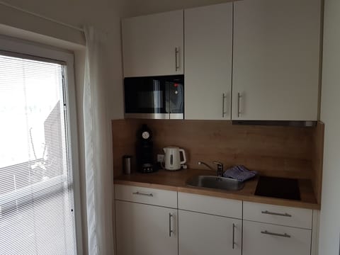 Full-size fridge, microwave, oven, stovetop