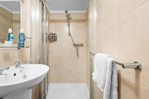 Double Room (1) | Bathroom | Shower, free toiletries, hair dryer, towels