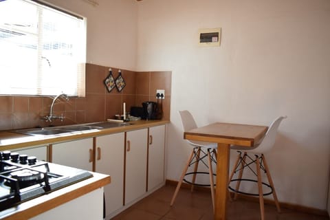Albert Room 1 | Private kitchenette | Mini-fridge, microwave, electric kettle, cookware/dishes/utensils